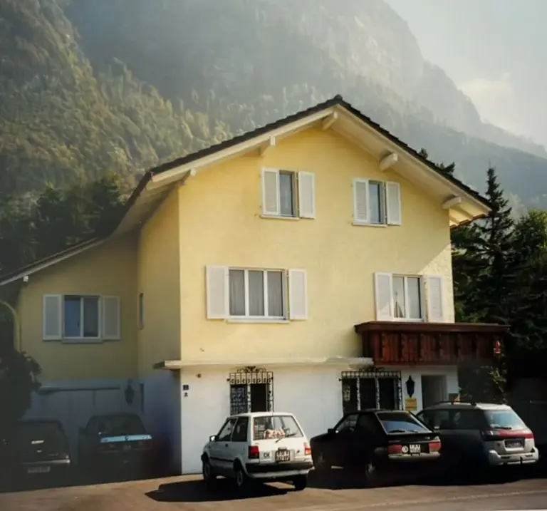 Gelbes Haus in den Bergen, von Wenet AG