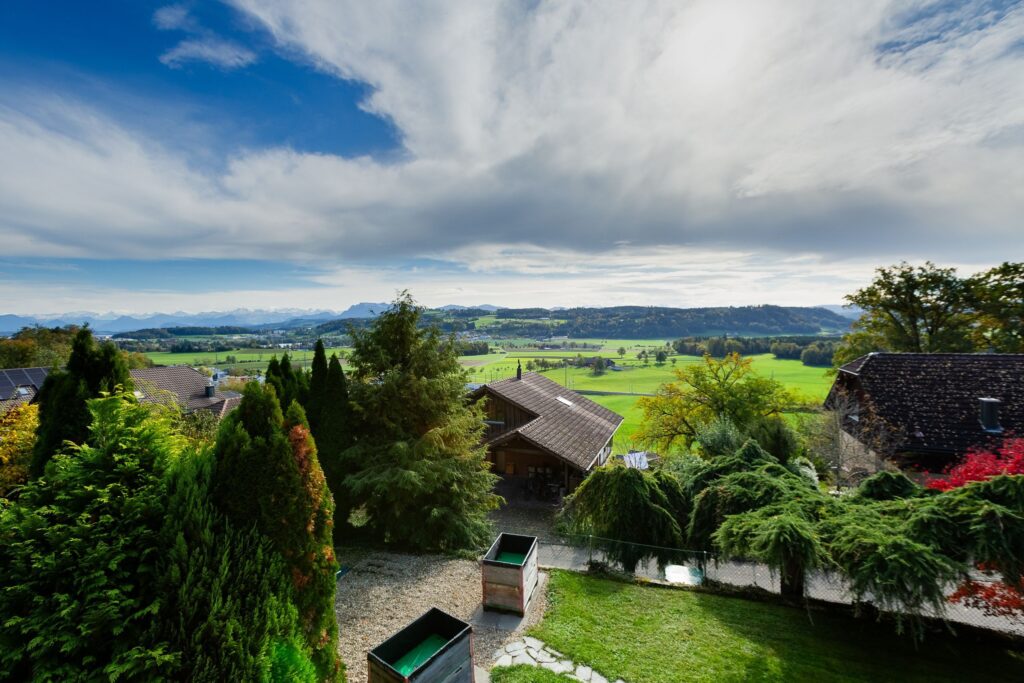 Blick auf Naturkulissen und Berge