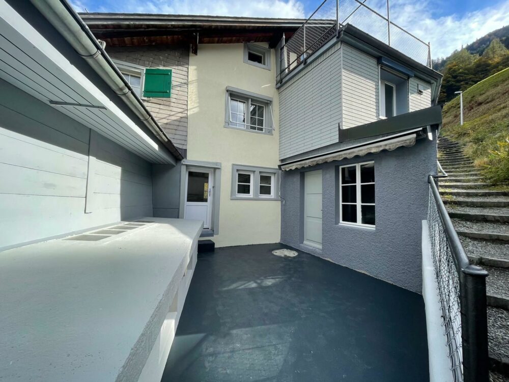 Grosse Terrasse, Nebenraum rechts im Bild, separate Waschküche