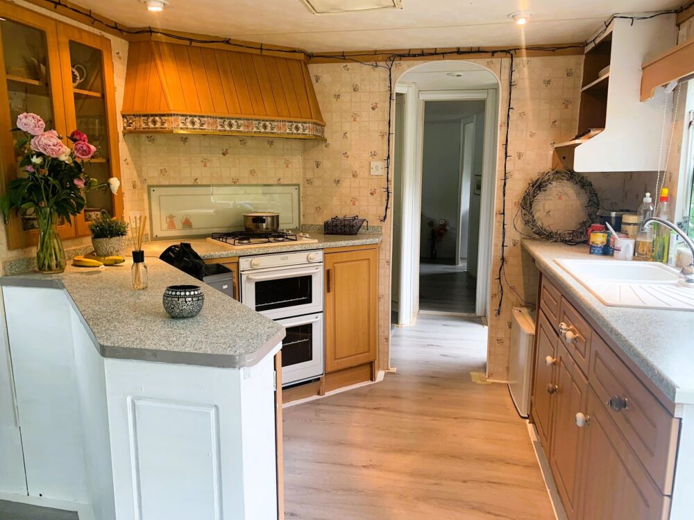 Moderne Küche mit Blick ins Grüne