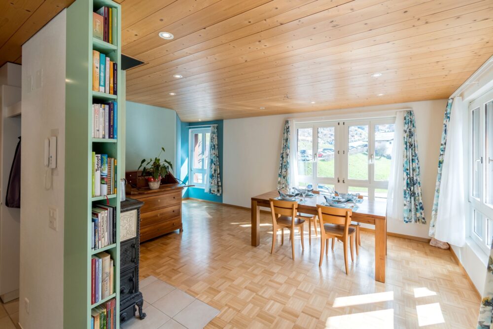 durchdachtes Raumkonzept mit moderner Ausleuchtung und vielen Fenstern