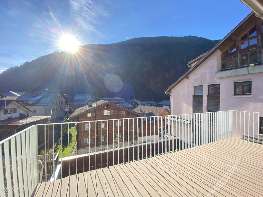 Treffpunkt Parkplatz - hinter dem Haus