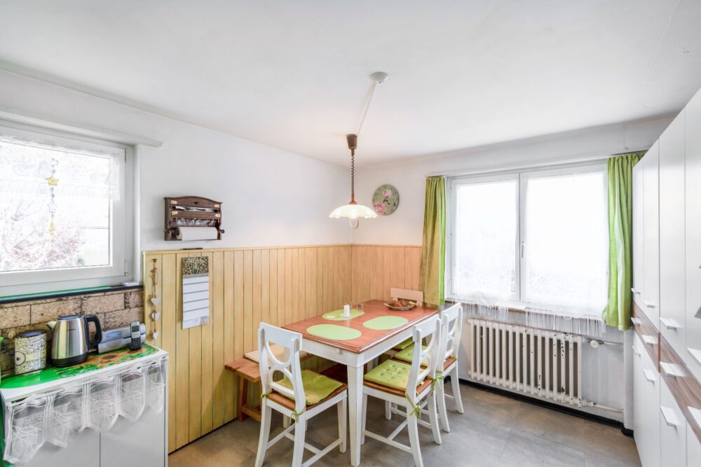 Essbereich mit Blick ins Grüne