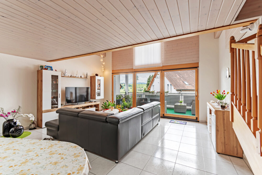 Hohe Räume mit Dachfenster