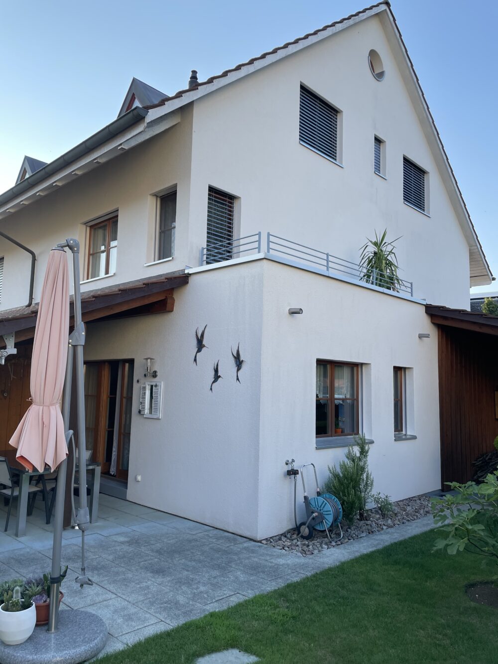 mit gedecktem Sitzplatz