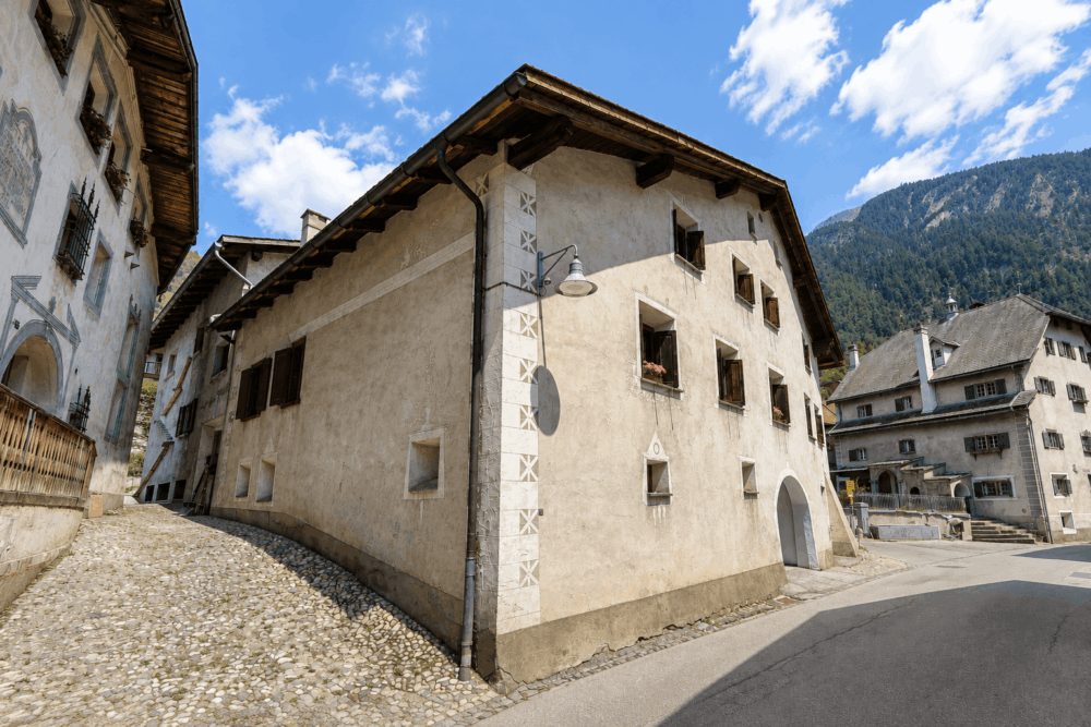 Klassisch Bündnerisch Engadiner-Mehrfamilienhaus in Filisur