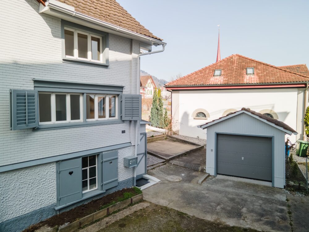 Garage / Vorplatz vor Eingang