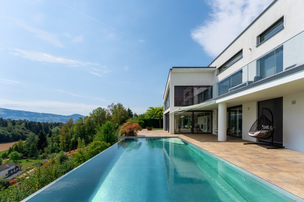 Esclusiva villa panoramica: pace e felicità familiare.