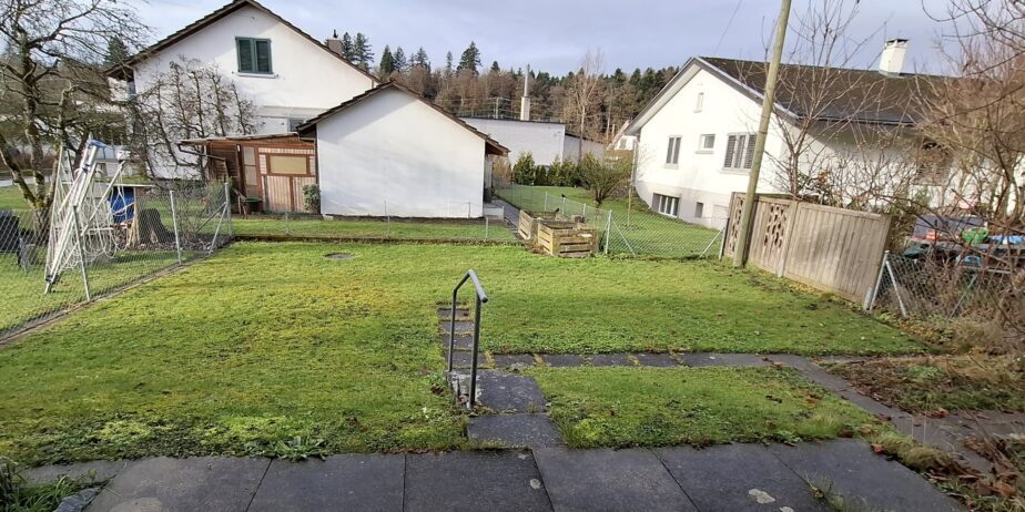 Außenansicht Einfamilienhaus mit Garten & Solaranlage