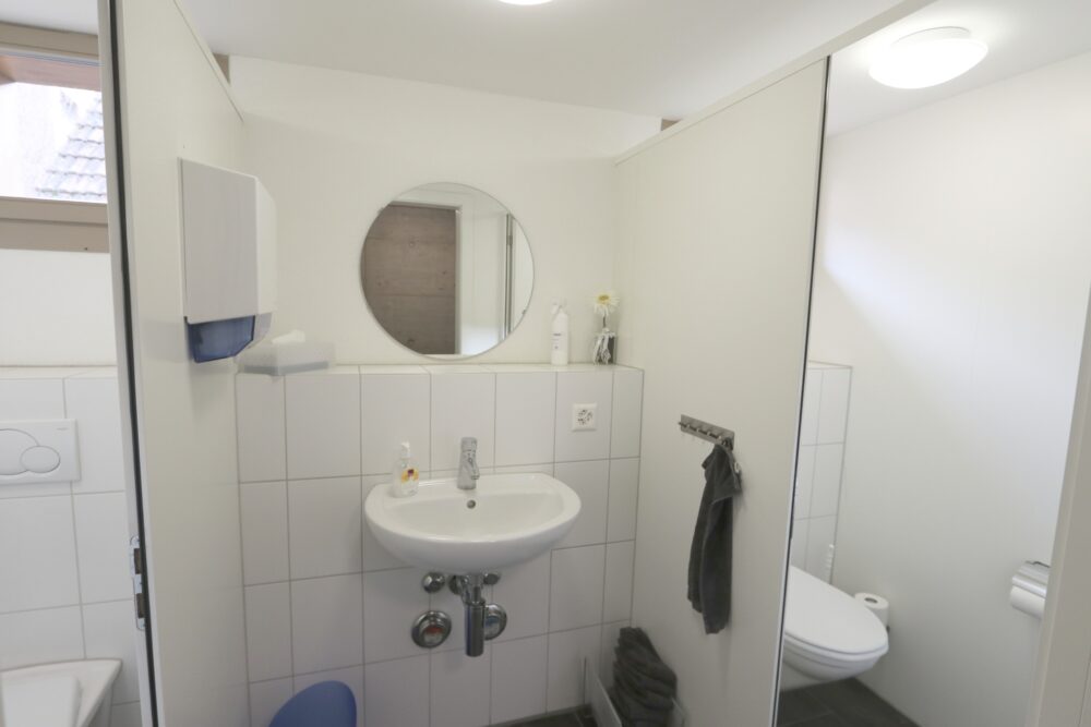 https://we-net.ch/wp-content/uploads/propstack/5578883/07_sanitarzelle-mit-zwei-wcs.jpg