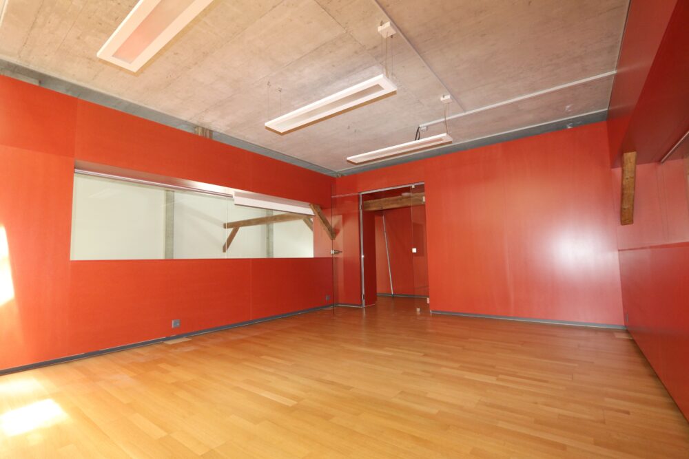 https://we-net.ch/wp-content/uploads/propstack/5578883/17_buro-a-auf-podest.jpg