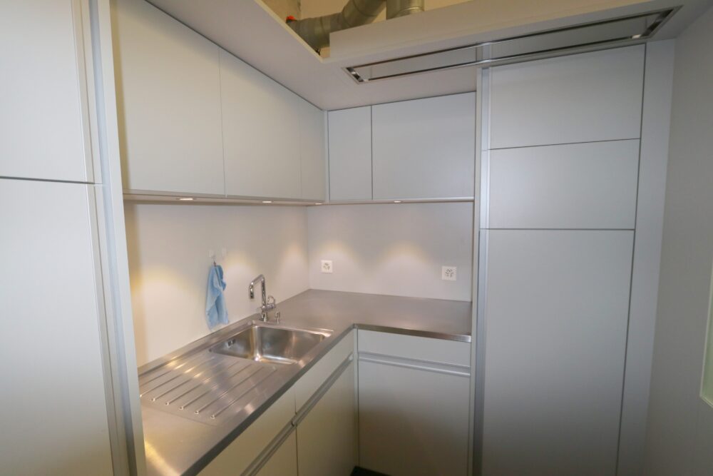 https://we-net.ch/wp-content/uploads/propstack/5578883/25_teekuche-mit-kuhlschrank.jpg