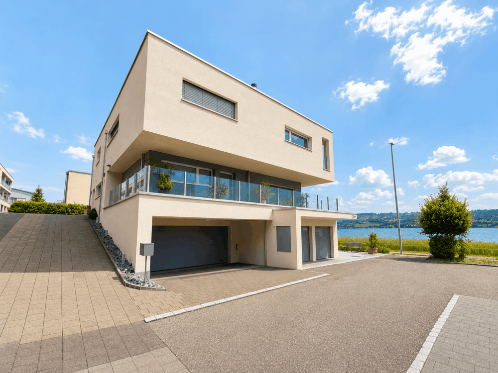 Doppelgarage mit E-Mobilität