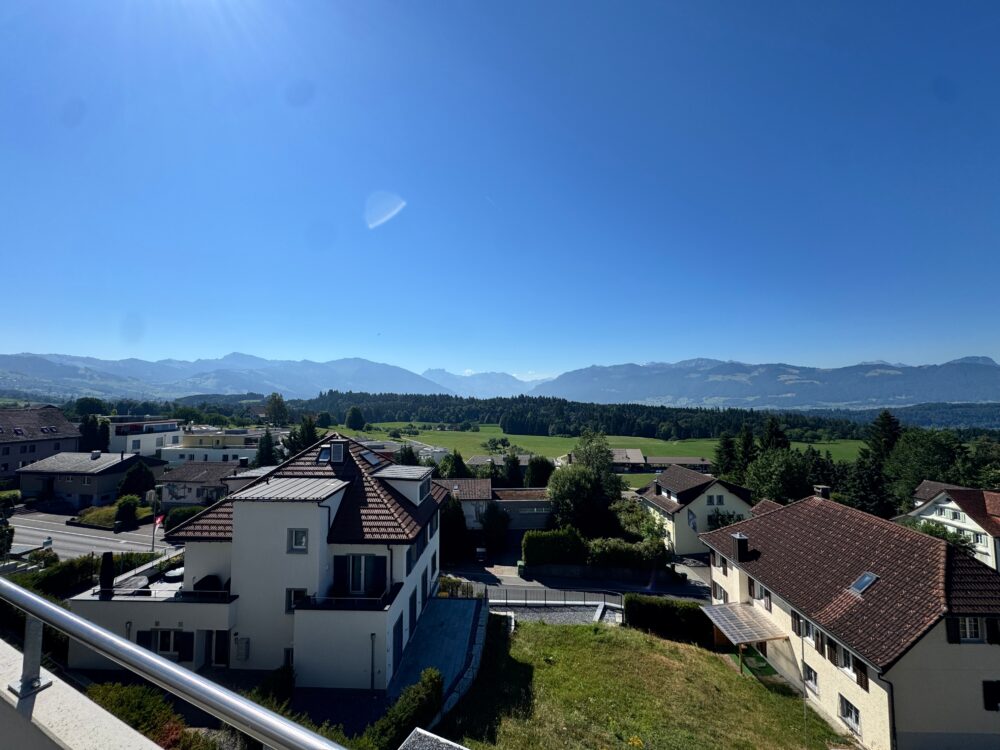 Mit Ausblick auf den See