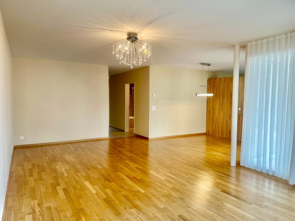Lichtdurchflutetes Wohnzimmer Ein Zuhause mit eigenem Stück Himmel