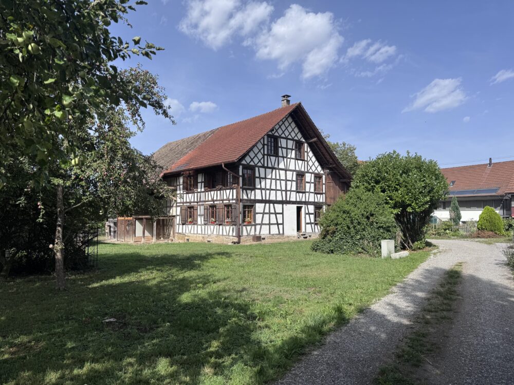 Sensación pura de estar en casa. “Encantadora casa con entramado de madera y gran potencial de desarrollo, renovada con mucho cariño en Rickenbach Sulz”