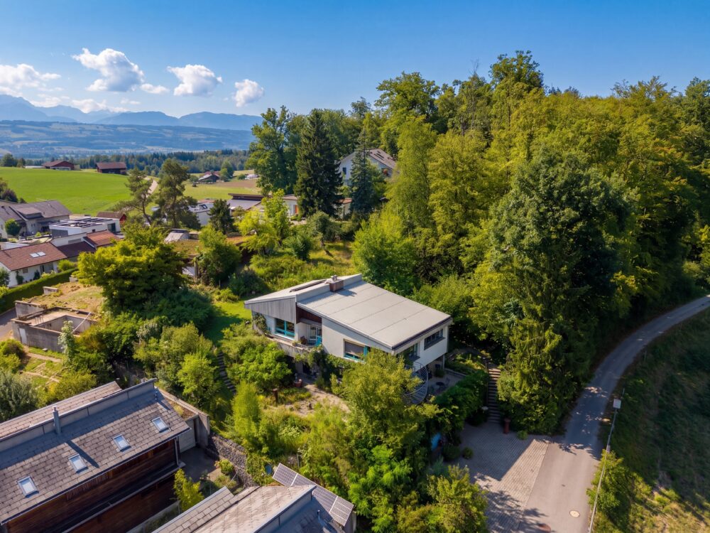 Surrounded by nature Elegant hideaway for garden lovers