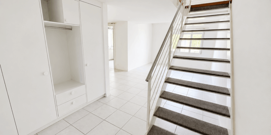 https://we-net.ch/wp-content/uploads/propstack/5877416/eingang-wohnzimmer-924x462-1.png