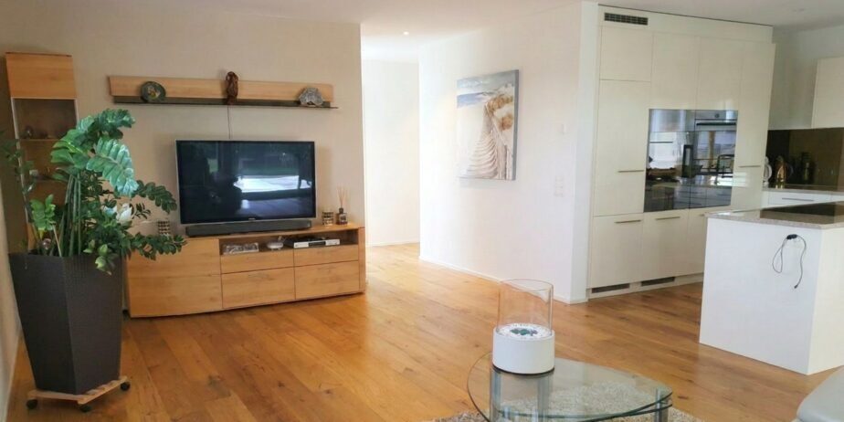 https://we-net.ch/wp-content/uploads/propstack/6137422/wohnzimmer-924x462-1.jpeg