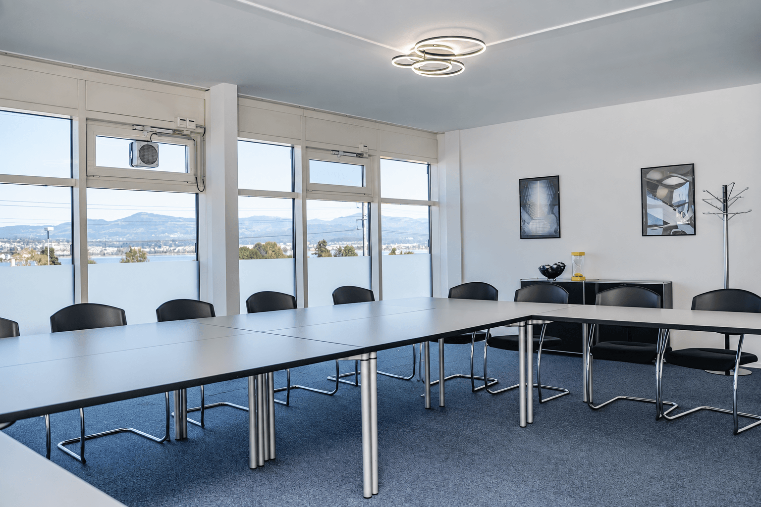 https://we-net.ch/wp-content/uploads/propstack/6237074/aufgeraumter-konferenzraum-ohne-personen.png