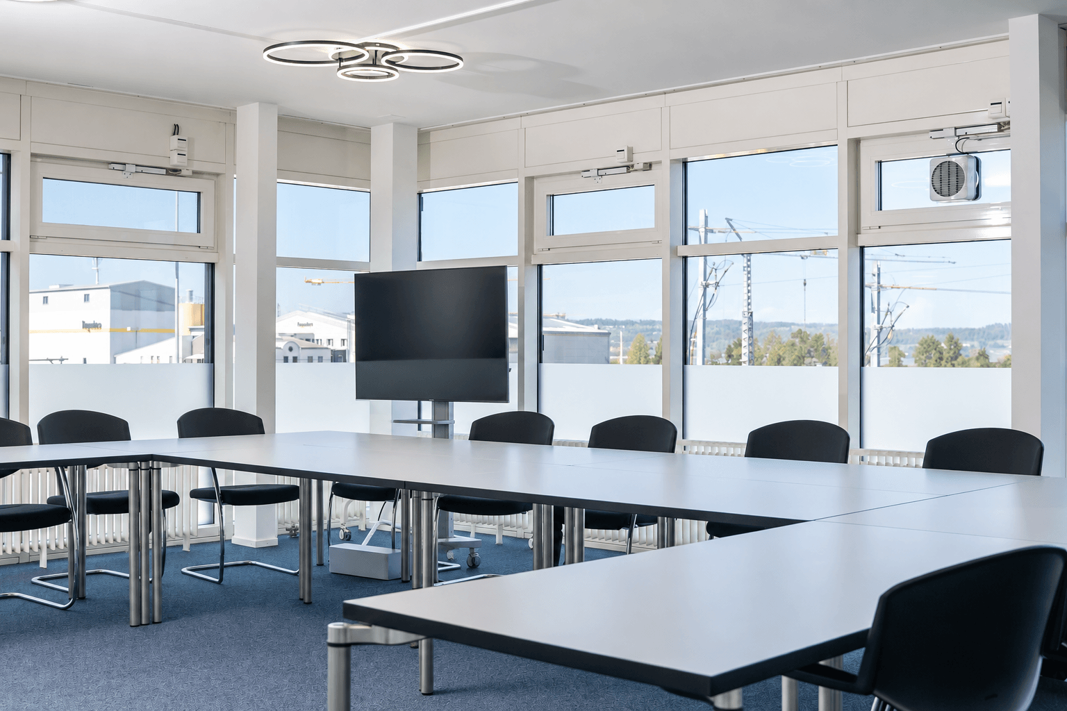 https://we-net.ch/wp-content/uploads/propstack/6237074/aufgeraumter-leerer-konferenzraum-im-tageslicht.png