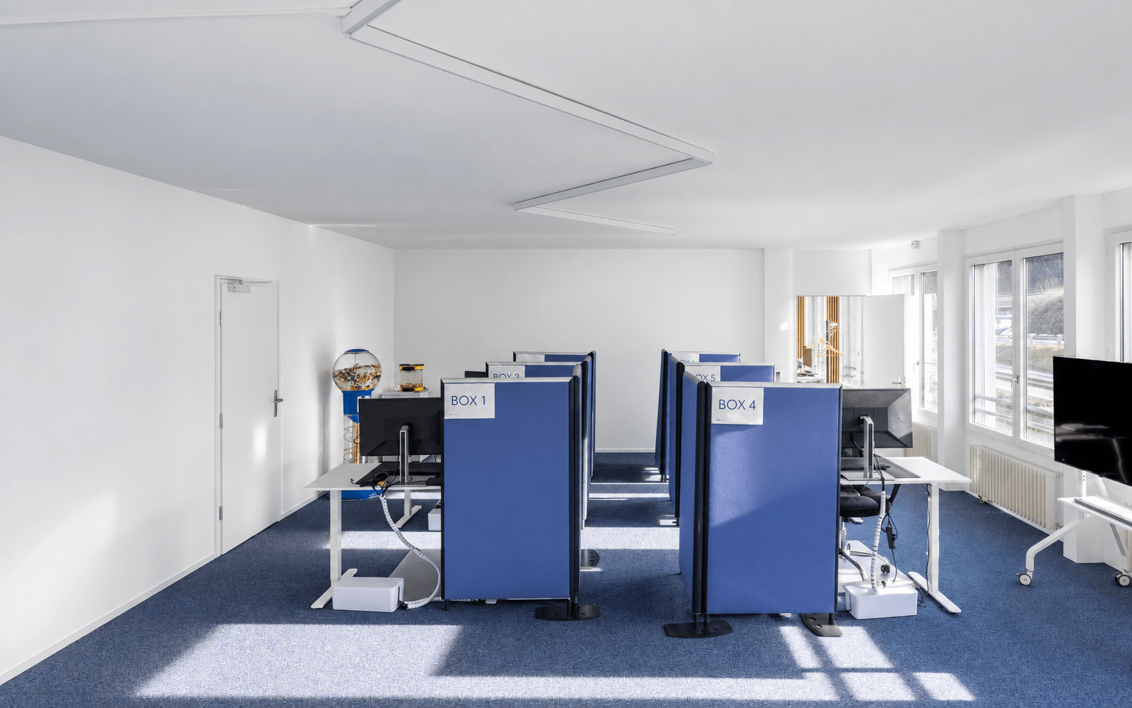 https://we-net.ch/wp-content/uploads/propstack/6237074/markenfreies-buro-mit-weissen-wanden.png