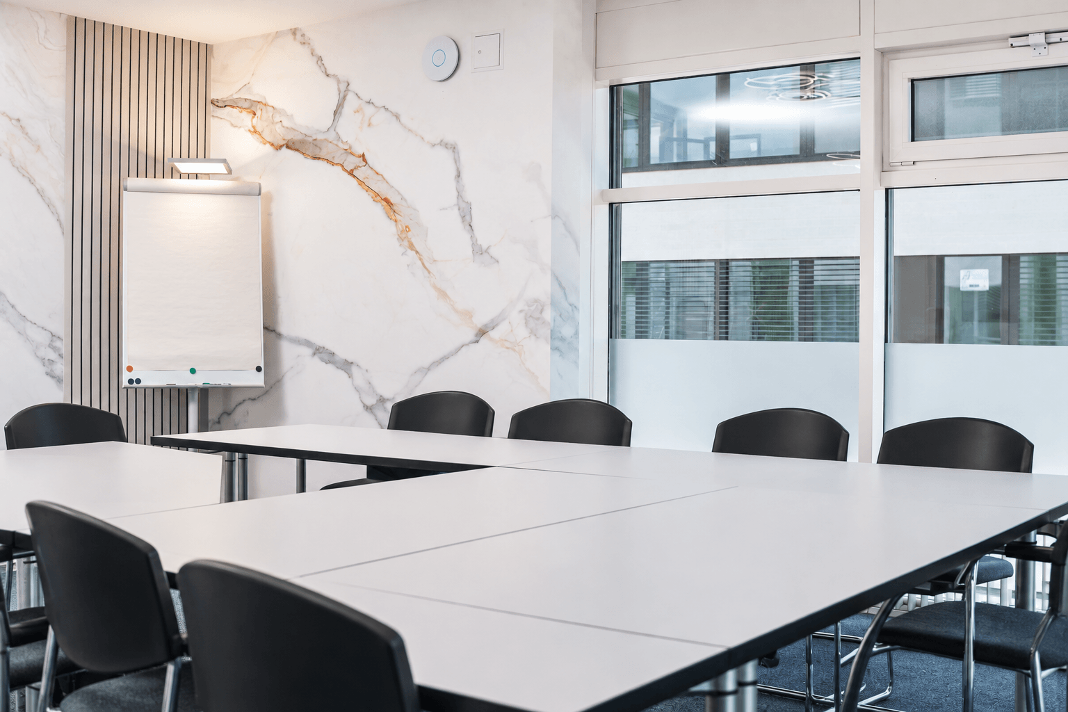 https://we-net.ch/wp-content/uploads/propstack/6237074/menschenleerer-konferenzraum-sauber-und-authentisch.png